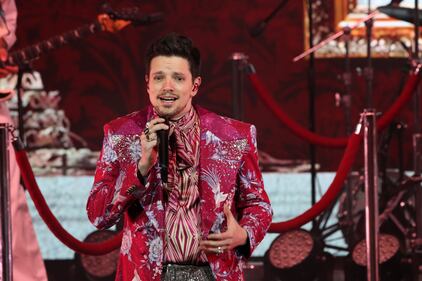 El cantante y compositor venezolano fue sorprendido con un disco Platino por su álbum EVA, Doble diamante y Triple Platino por su sencillo Ojos Marrones en el Teatro Metropólitan.