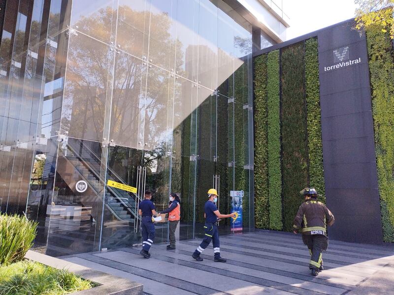 Peregrinaciones: copetón rompe cristal de edificio en Insurgentes