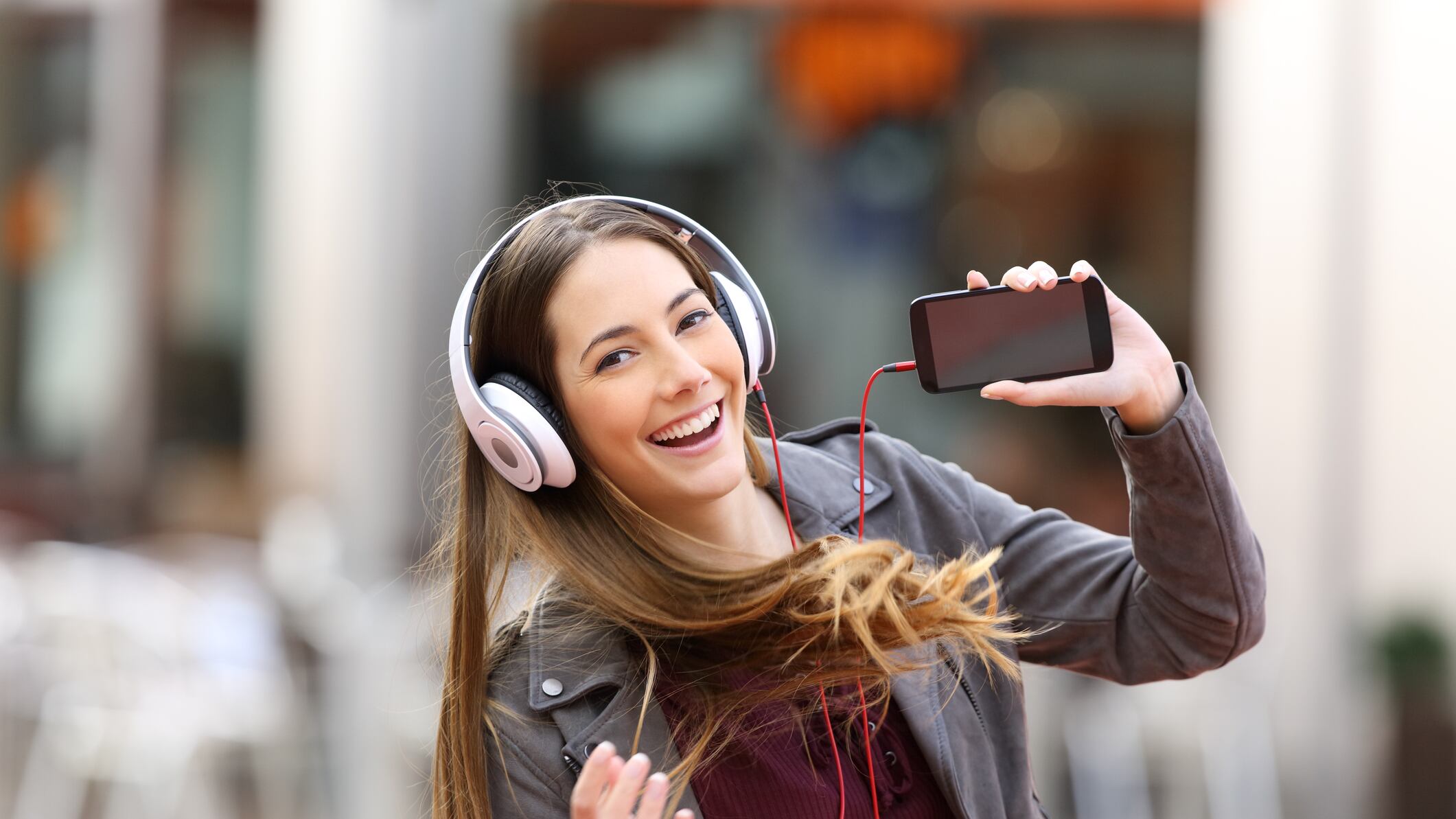 Su diseño beneficia a las personas prefieren un smartphone y accesorios potentes que sean ligeros, no ocupen poco espacio y permitan una total libertad de movimiento