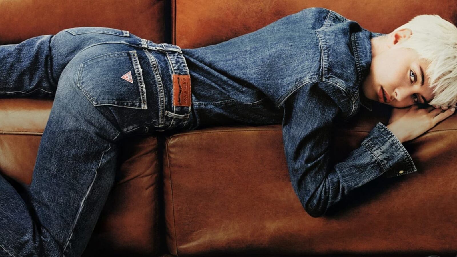 Guess presenta su línea eco-friendly, pensada para las generaciones Z y Alpha que exigen autenticidad, estilo urbano y procesos amigables con el planeta