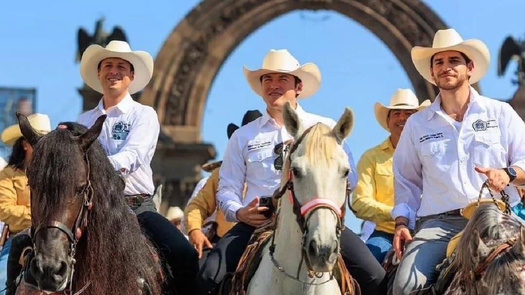 El año pasado la cabalgata fue encabezada por el alcalde Luis Donaldo Colosio Riojas, el gobernador Samuel García y Patricio Lozano, munícipe de Pesquería.