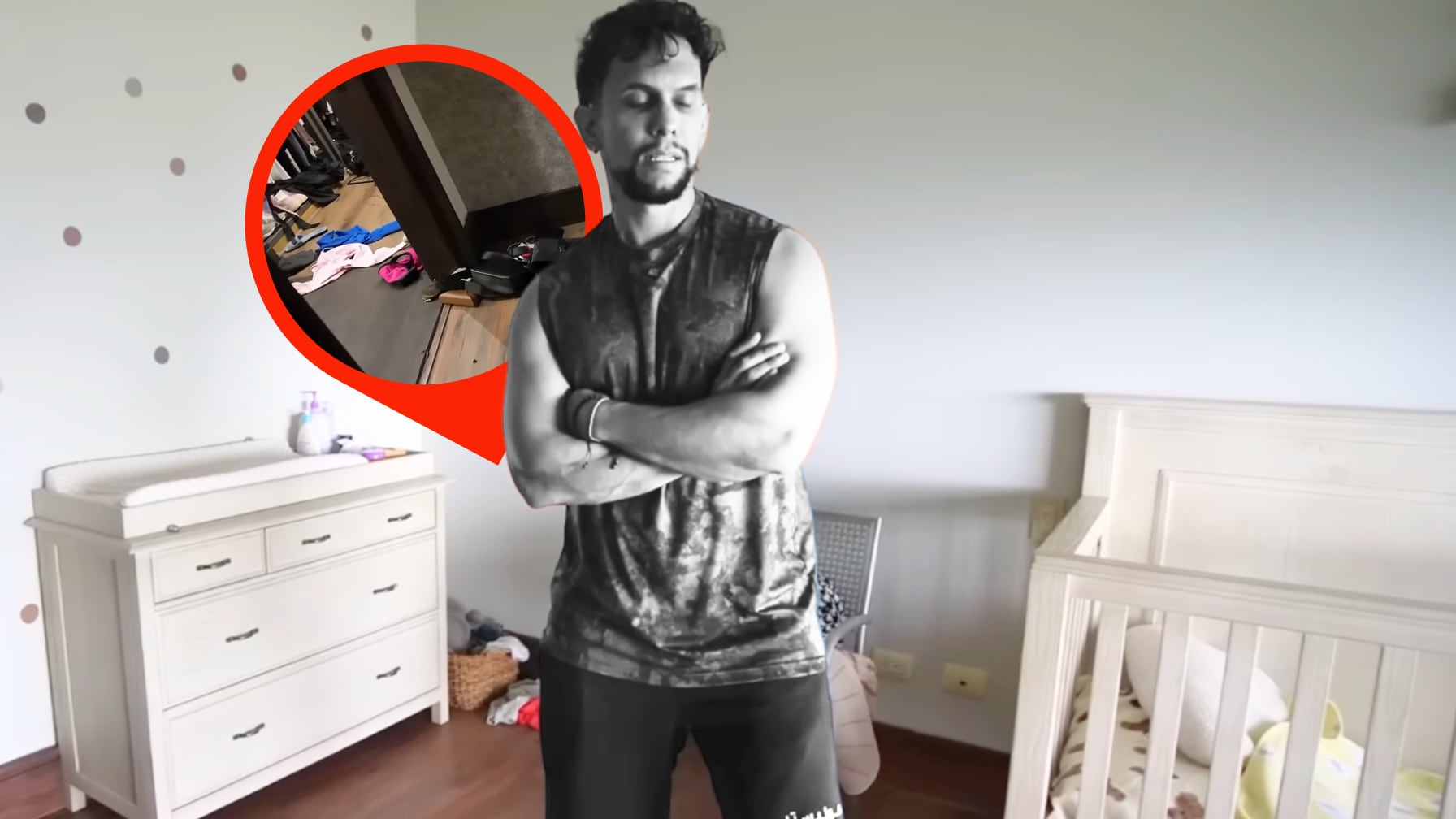 Cinco hombres armados entraron a su domicilio mientras su esposa transmitía en vivo en redes sociales.