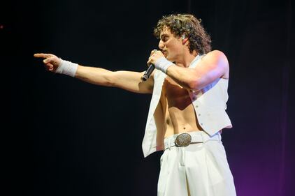 Benson Boone añadió una noche exitosa a su carrera como parte de su primera presentación en México en el Pepsi Center el pasado 3 de abril, logrando conquistar a sus fanáticos que consiguieron celebrar la visita del famoso artista al ritmo de sus temas más populares.  El intérprete de tan solo 22 años protagonizó una noche única, en donde deleitó a sus seguidores con algunos de sus exitosos temas, entre ellos “Beautiful Things”, “Cry”, “Sugar Sweet”, “Before You”, “What Was”, entre otros.