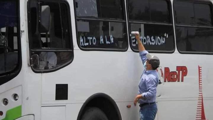 Manifestación de transportistas en Edomex por extorsiones y quema de vehículos.