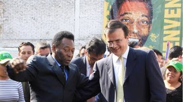 El canciller mexicano recordó la visita de Pelé a México