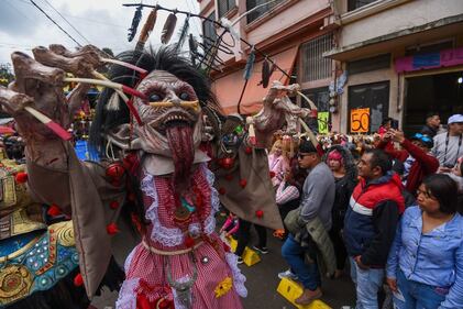 Arranca el desfile de las Momias en Almoloya de Juárez