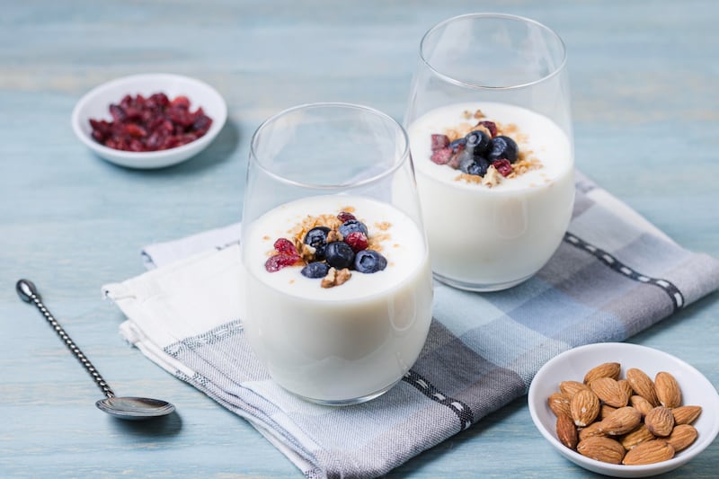 El yogur griego se posiciona como un alimento esencial en la dieta por su aporte de proteínas de absorción lenta, calcio y probióticos
