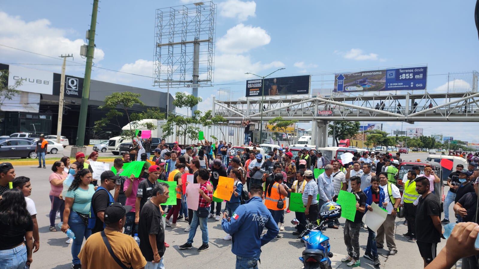 Por momento se calderaron los ánimos entre manifestantes y automovilistas que demandaban pasar.
