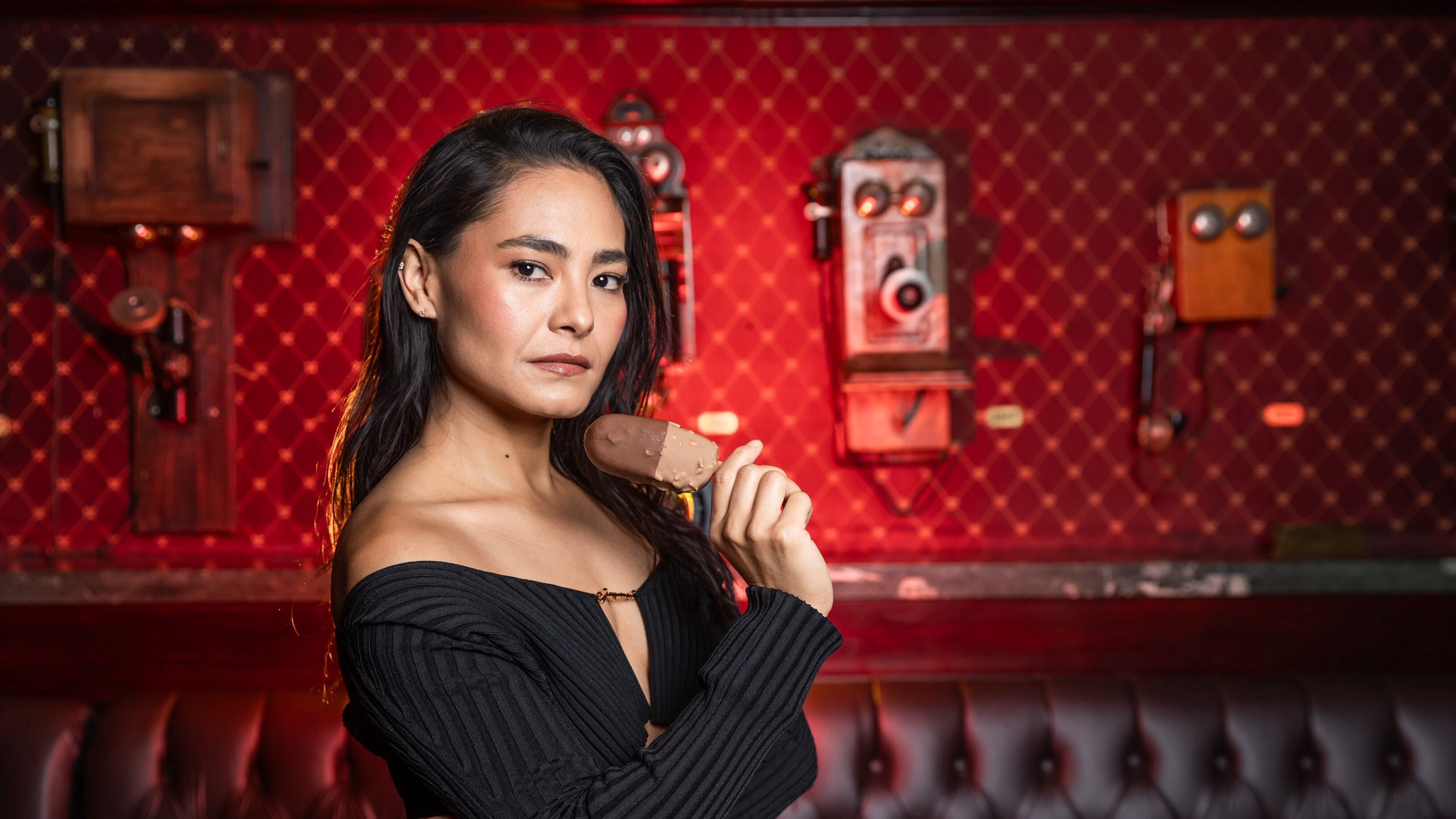 Chocolate con Chile es la primera paleta diseñada exclusivamente para honrar la herencia y tradición de nuestro país. Es una nueva creación que inspira a vivir el placer y el orgullo de ser mexicano