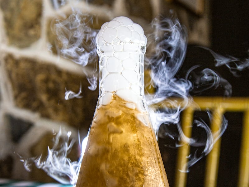 Aquí podrás de disfrutar de bebidas para atraer el amor, la fortuna y por supuesto, de deliciosa pizza con ingredientes de calidad, además realizan sesiones de lectura de cartas.