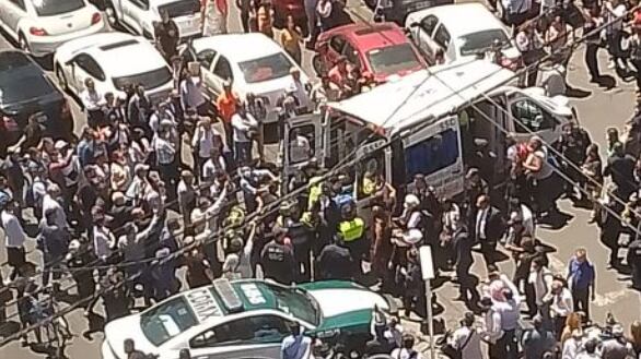 Elementos de la policía capitalina realizan un cerco virtual para dar con el agresor.