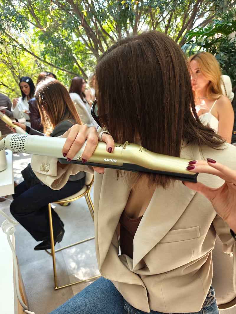 Su capacidad para peinar desde húmedo, evitar puntos calientes y mantener un look suave por más tiempo lo coloca como un nuevo estándar en la belleza diaria