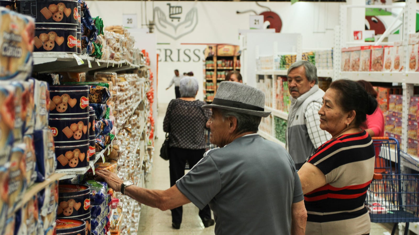 48.5 millones de mexicanos no alcanzan a comprar la canasta básica con su salario; una familia necesita, al menos,18 mil pesos al mes para comida y servicios.