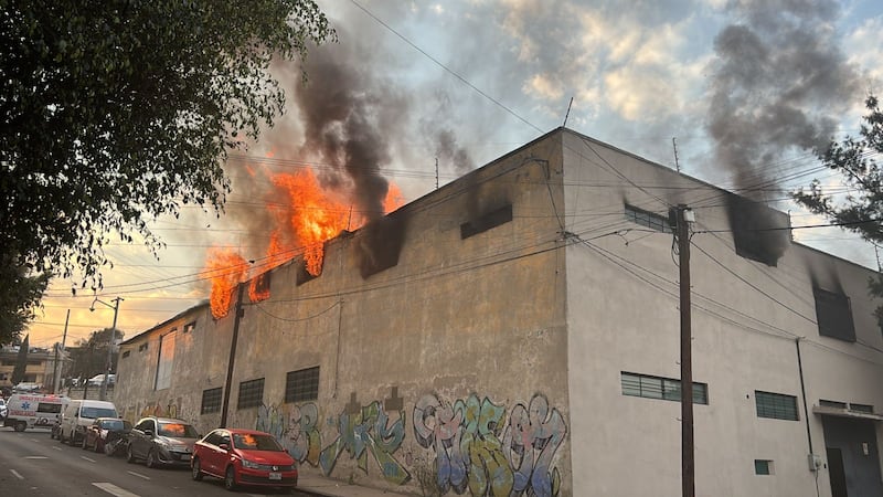 Voraz incendio en CDMX: arde bodega de plásticos en Álvaro Obregón, ¿cómo se causó?