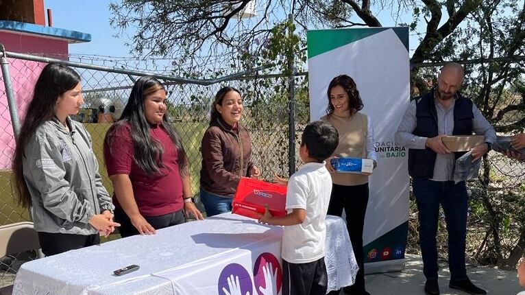 El Voluntariado de la Secretaría de Educación de Guanajuato, en coordinación con la Fundación Comunitaria del Bajío, hizo la entrega.