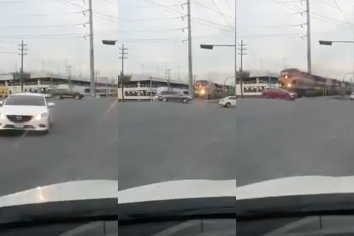 ¡De película! Automovilistas desafían el paso del tren en Monterrey