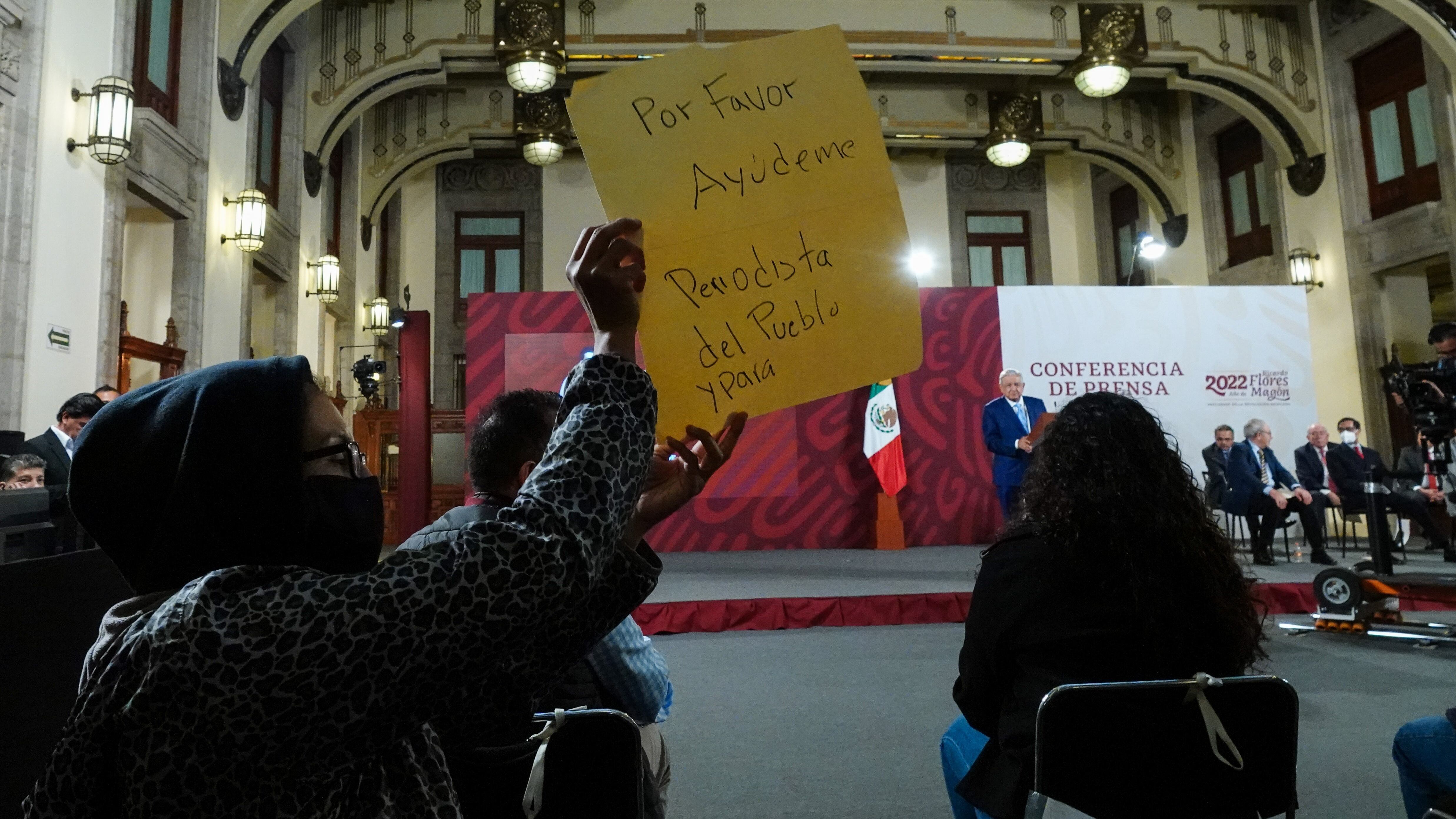 CIUDAD DE MÉXICO, 02AGOSTO2022.- Andrés Manuel López Obrador, presidente de México, encabezó la conferencia de prensa matutina desde Palacio Nacional en donde participaron el gabinete de salud, integrado por: Jorge Alcocer, secretario de salud; Hugo López-Gatell, subsecretario de Prevención y Promoción a la salud, y Zoé Robledo, titular del Instituto Mexicano del Seguro Social (IMSS), quienes expusieron el informe semanal sobre covid-19 que ya se encuentra a la baja en contagios y defunciones a lo largo del territorio, así como la contratación de médicos especialistas. A su vez, también estuvieron presentes: Octavio Romero Oropeza, titular de Petróleos Mexicanos; Rogelio Ramírez de la O, secretario de Hacienda y Crédito Público; Víctor Manuel Villalobos, secretario de Agricultura y Desarrollo Rural; Ricardo Sheffield, titular de la Procuraduría Federal del Consumidor (PROFECO), y Leonel Cota Montaño, director general de Seguridad Alimentario Mexicana (Segalmex), quienes expusieron las medidas aplicadas para evitar la alza de precios desmesurada debido a la inflación.