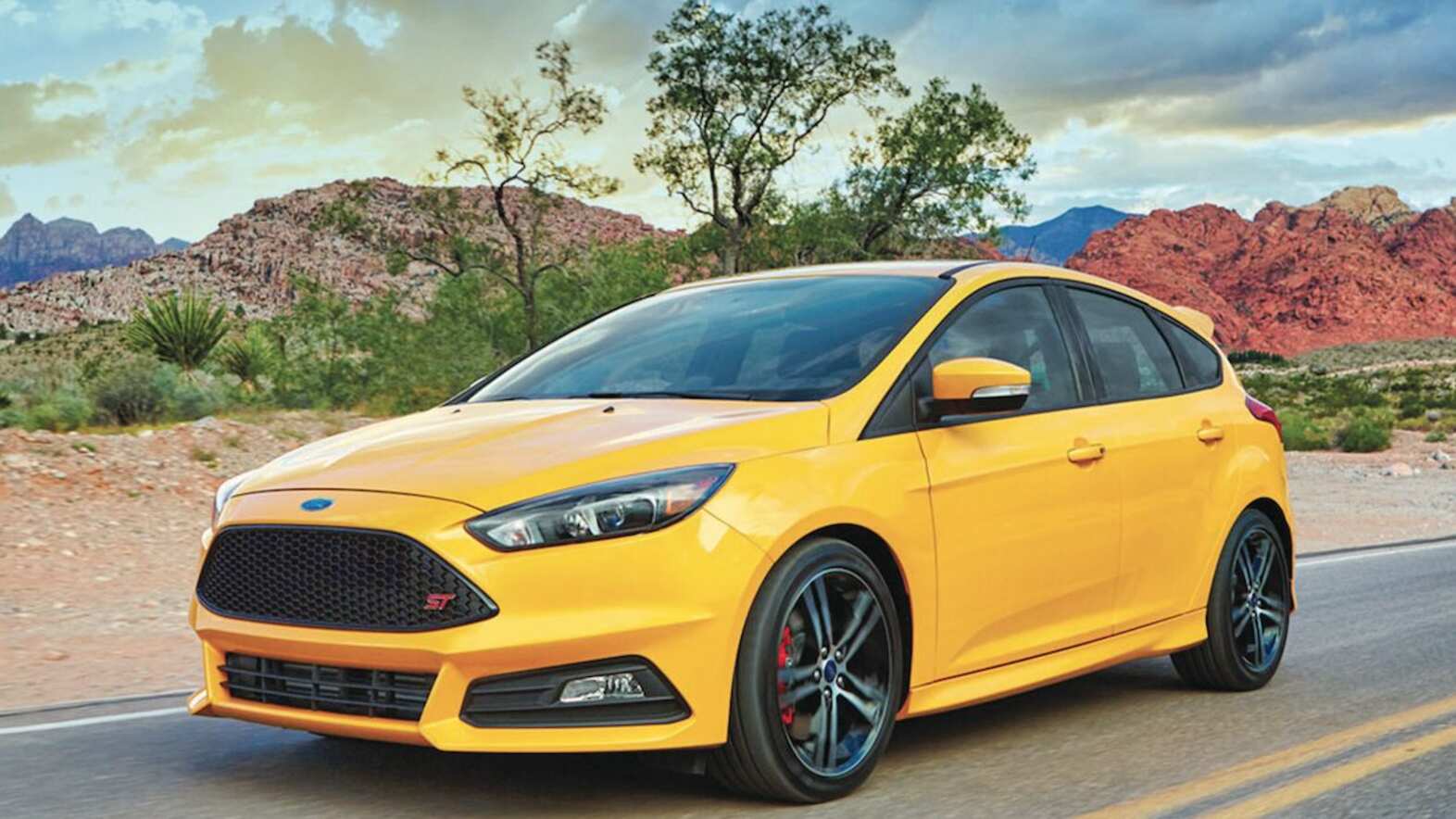 El Ford Focus ST presume de un motor de la familia EcoBoost de 250 caballos que acelera a la menor insinuación. El auto va rápido y sabe hacerlo. La respuesta de los frenos está a la altura del auto. Incluso, como detalle a mencionar, las pinzas de los frenos vienen de serie en color rojo, detalle que se aprecia para los más puristas de la firma. El armado, en general, es impecable. | Ford