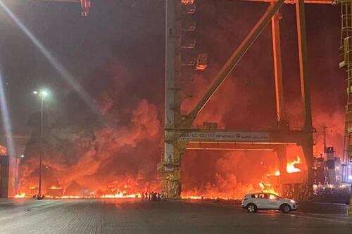 Se registra fuerte explosión que termina en incendio en un puerto de Dubai
