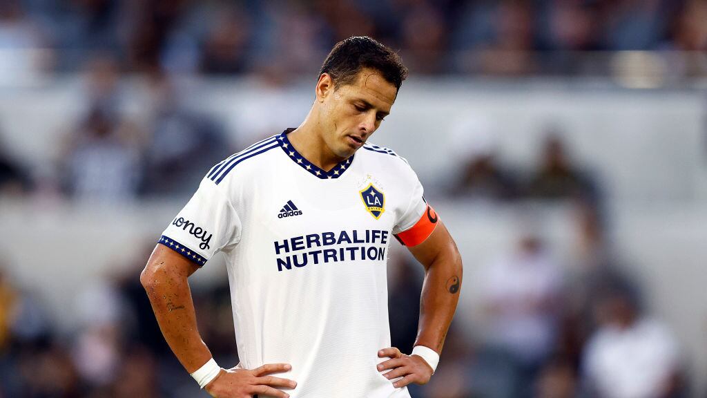 Chicharito Hernández sufrió aparatosa lesión con el LA Galaxy.