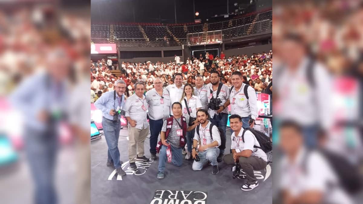 Benavides se reunió con su equipo en el centro del Domo Care.