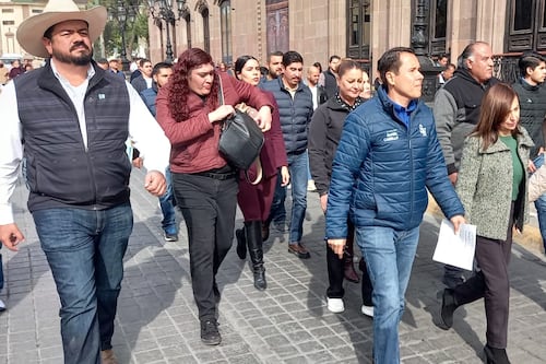 Alcaldes y ciudadanos protestan en Tesorería y en Palacio de Gobierno por reparto de recursos