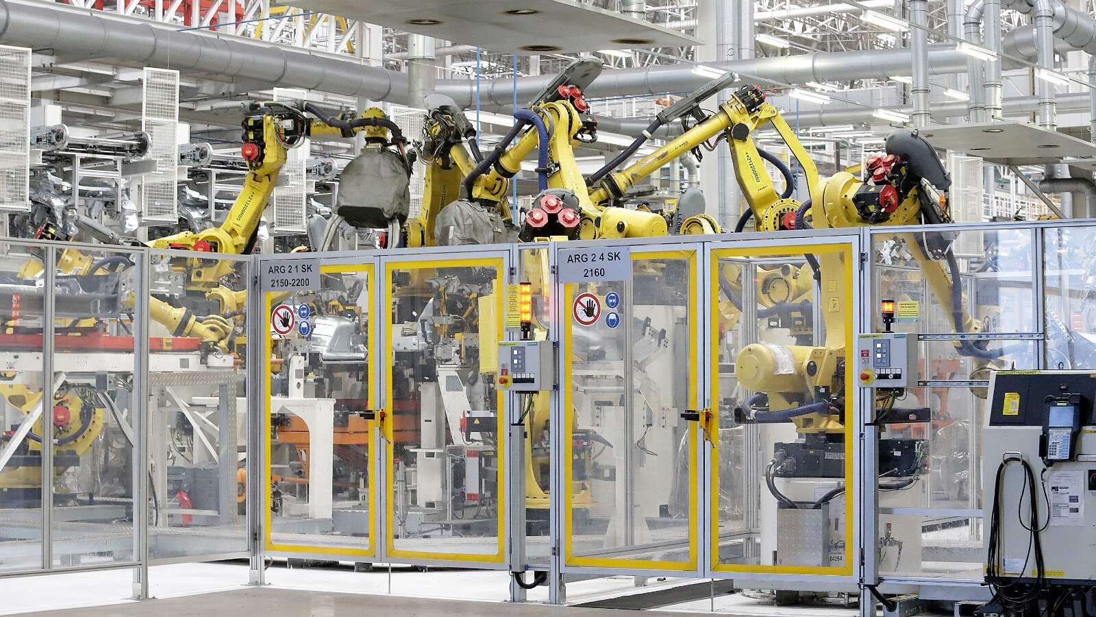 La industria automotriz, alimentos, cómputo, farmacéutica y servicios, los sectores con mayor presencia de robots colaborativos, reporta la Federación Mundial de Robótica.