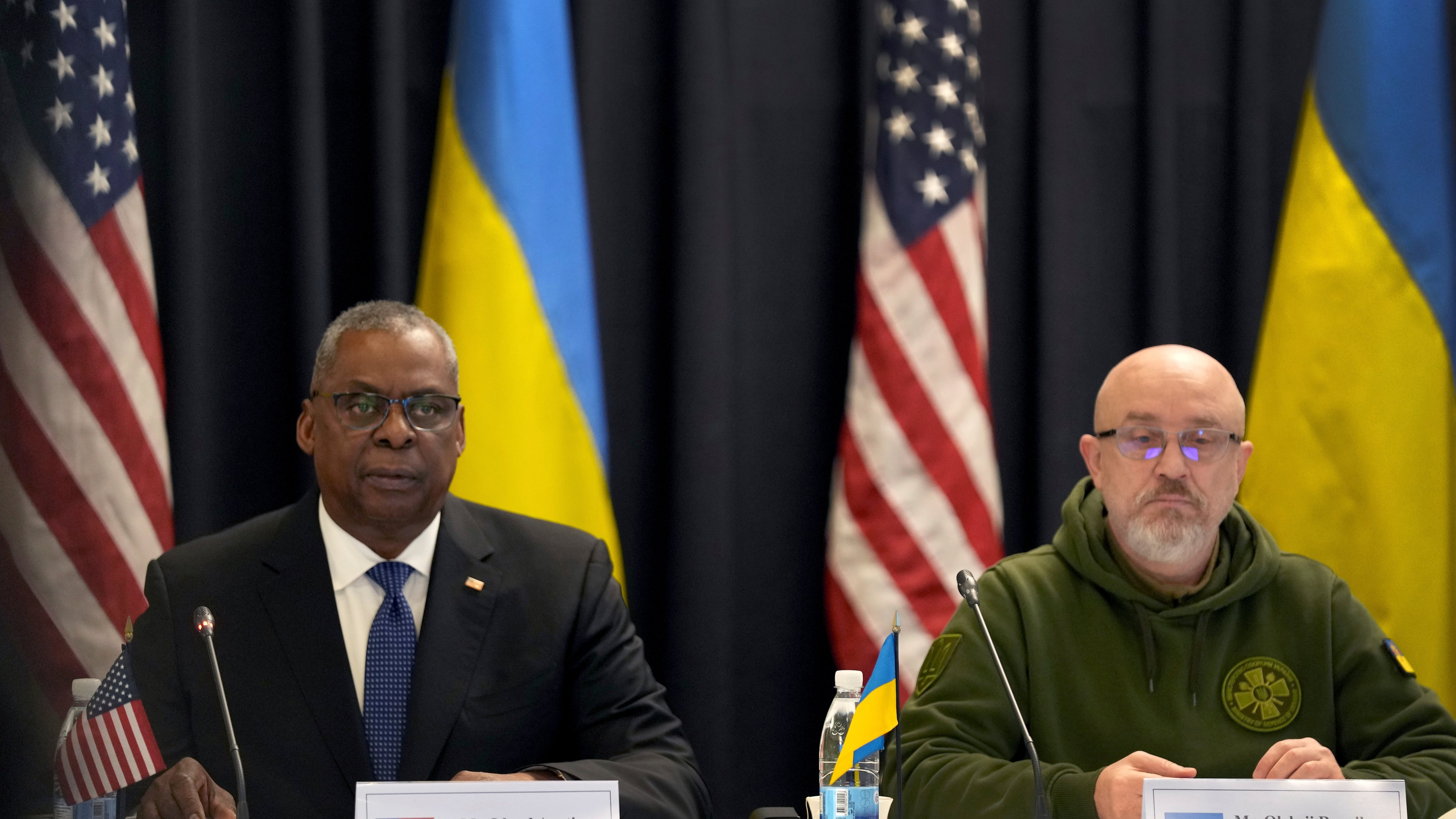 El secretario de Defensa de EU, Lloyd Austin (izquierda) y el representante ucraniano Oleksii Reznikov, durante una reunión del "Grupo de Contacto de la Defensa de Ucrania", en Alemania, el 20 de enero del 2023