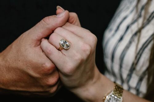 ¿Cuánto cuesta un anillo de compromiso como el que Travis Kelce le dio a Taylor Swift?