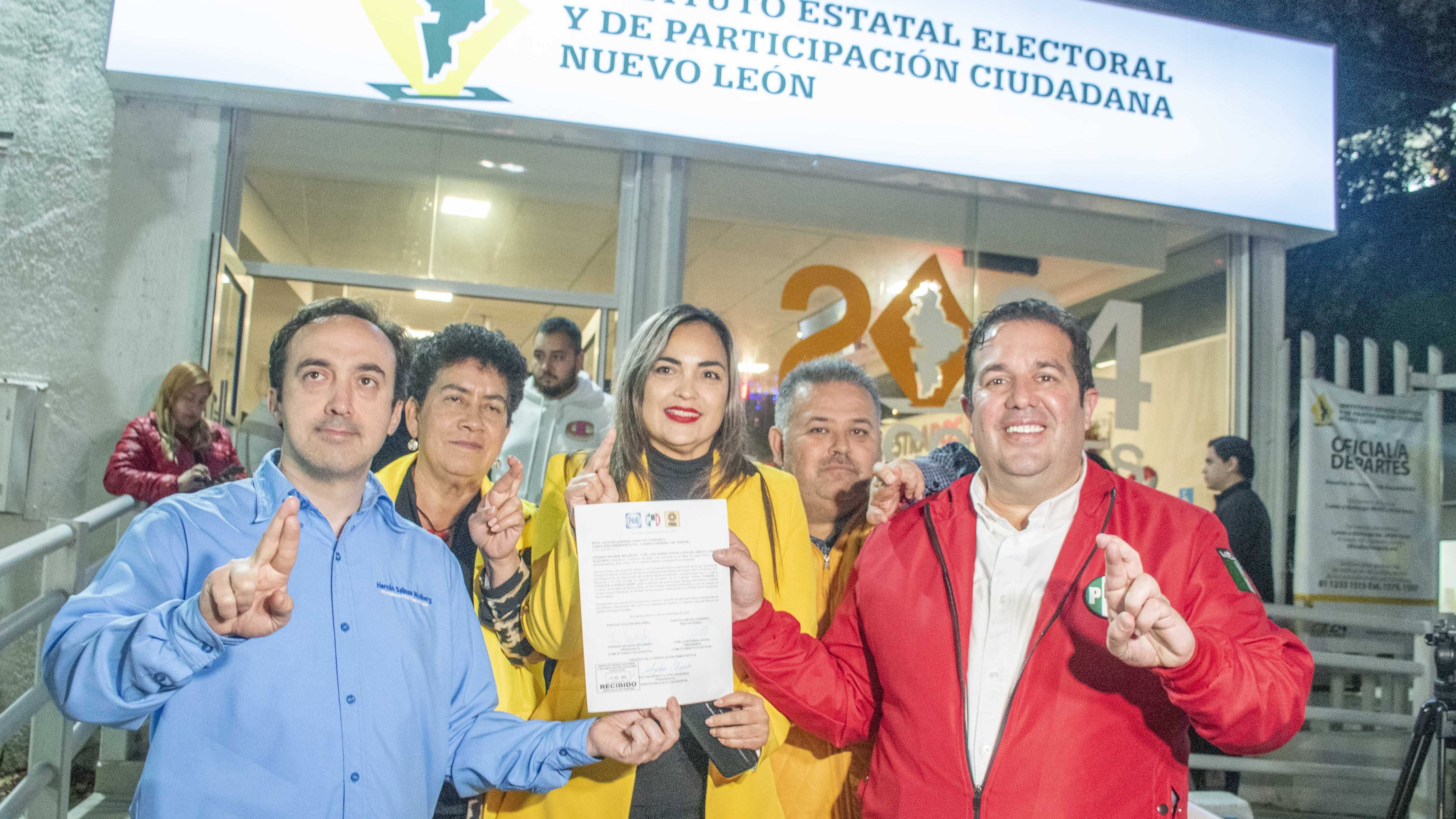 Hernán Salinas Wolberg, Sylvia Elizondo y José Luis Garza Ochoa, líderes estatales el PAN, PRD y PRI, el 14 de diciembre al registrar la coalición.