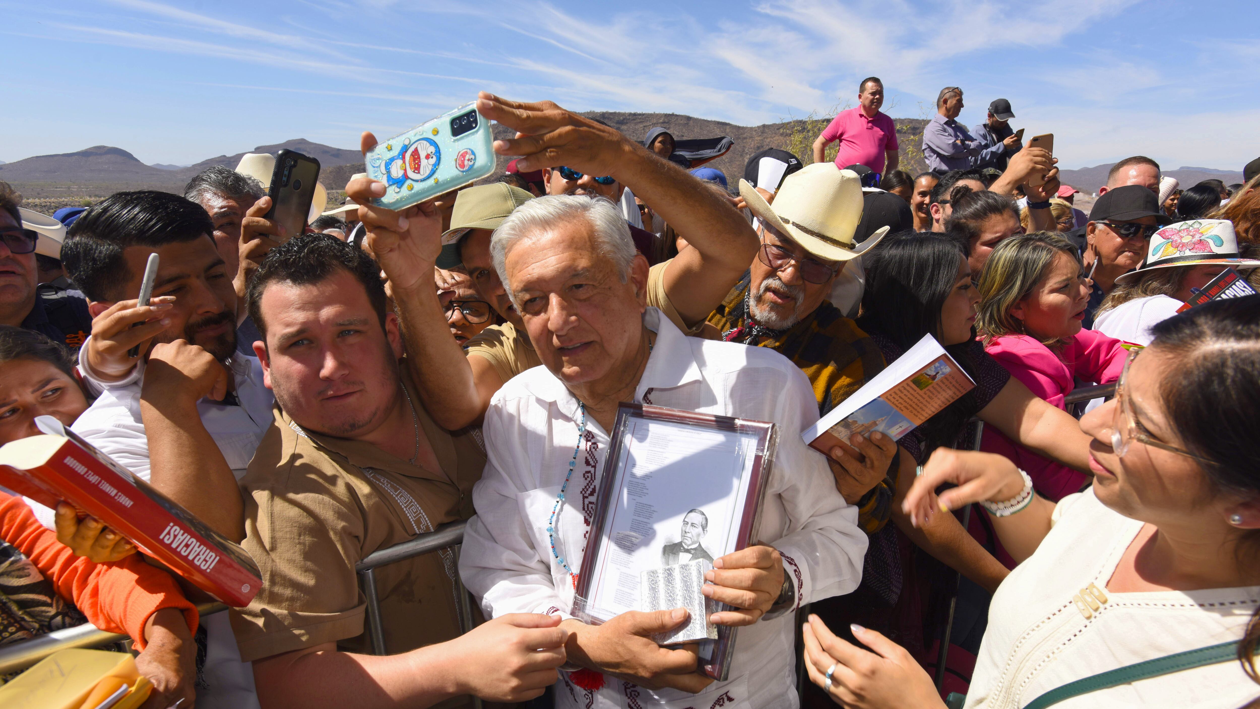 Cajeme, Sonora. México. 25 de febrero 2024. El presidente de los Estados Unidos Mexicanos, Andrés Manuel López Obrador encabeza Inauguración del acueducto y sistema de agua potable del pueblo yaqui, en Mirador Escénico de la presa “Álvaro Obregón” o presa del Oviáchic. Lo acompañan: Alfonso Durazo Montaño, Gobernador Constitucional del Estado de Sonora; Germán Martínez Santoyo, Director General de la Comisión Nacional del Agua; Adelfo Regino Montes, Director General del Instituto Nacional de los Pueblos Indígenas; Juan Pablo de Botton Falcón, Subsecretario de Egresos de la Secretaría de Hacienda y Crédito Público; Aarón Mastache Mondragón, Subdirector General de Infraestructura Hidroagrícola de la Comisión Nacional del Agua; José Antonio Zamora Gayosso, Subdirector General de Administración de la Comisión Nacional del Agua; Carlos Javier Lamarque Cano, Presidente Municipal de Cajeme. 8. C. Joaquín Cota Buitimea, Gobernador Tradicional de Vícam y Onésimo Buitimea Valenzuela, Secretario Tradicional de Vícam.
Foto: /Presidencia
