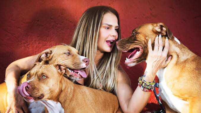 Niurka Marcos posando junto a sus pitbull.