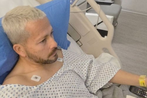 El “Warrior” comparte imagen tras ser operado por complicaciones para respirar y alarma a sus fans