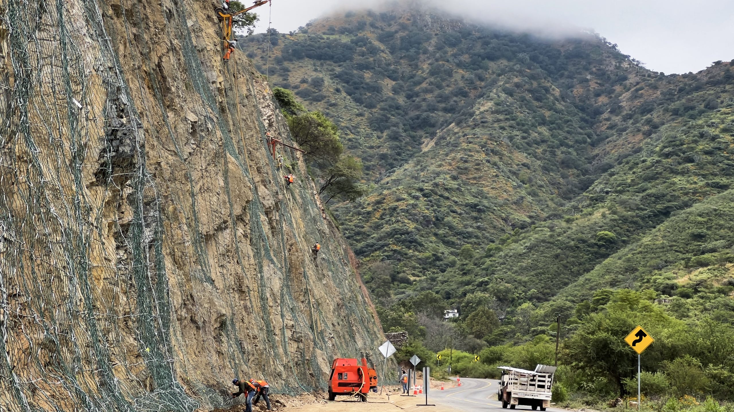 Trabajos de estabilización de taludes en la carretera Cañada de Moreno–Xichú buscan prevenir derrumbes y mantener la circulación segura durante la temporada de lluvias.