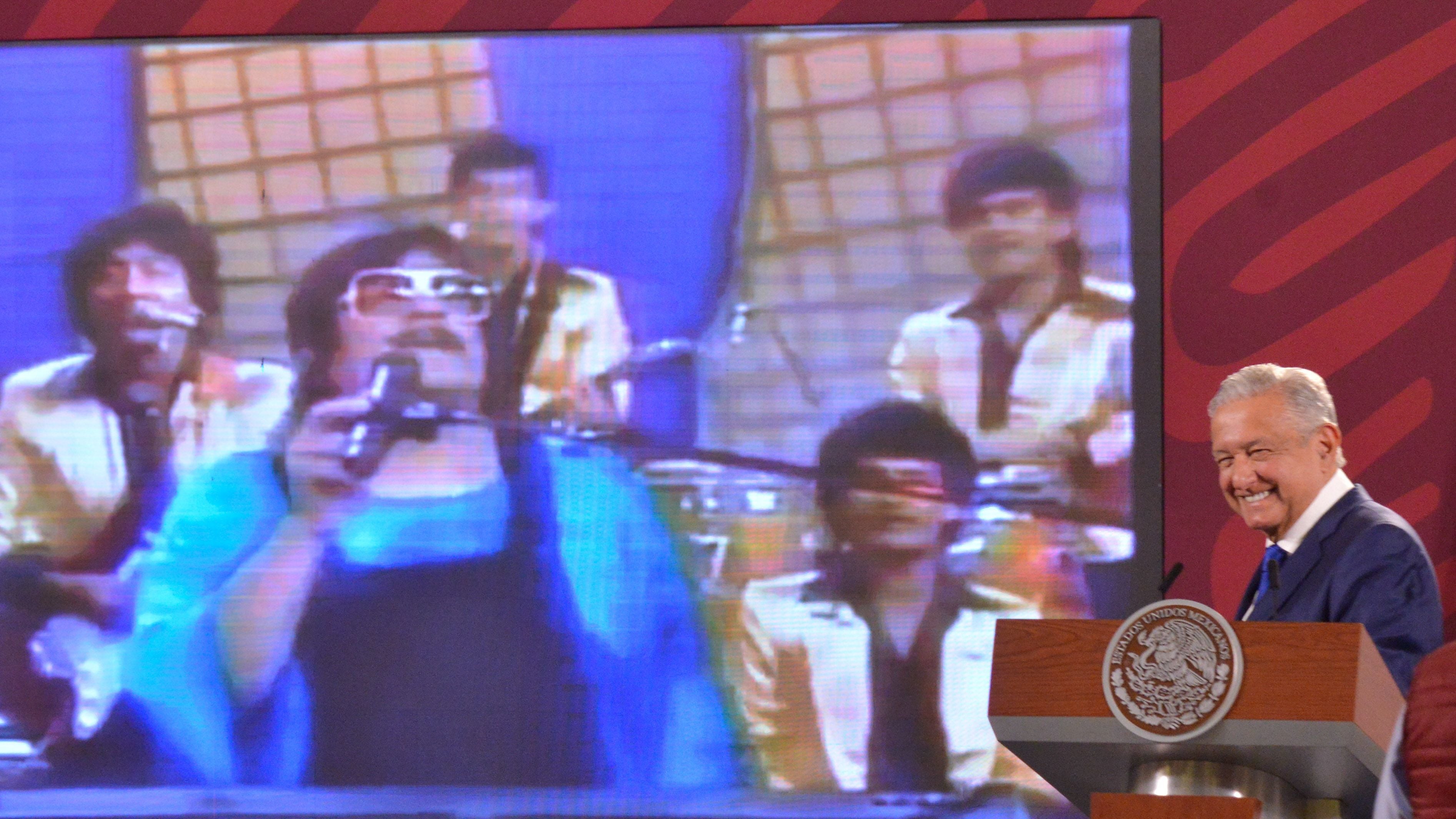 CIUDAD DE MÉXICO, 20JULIO2022.- Andrés Manuel López Obrador, presidente de México, encabezó la conferencia matutina realizada en Palacio Nacional. El mandatario estuvo acompañado de: Rosa Icela Rodríguez, secretaria de Seguridad y Protección Ciudadana; Luis Cresencio Sandoval, secretario de la Defensa Nacional; Rafael Ojeda Durán, secretario de Marina; Ana Elizabeth García Vilchis, directora de Redes de la Coordinación General de Comunicación Social y Vocería de Presidencia; Luis Rodríguez Bucio, Comandante de la Guardia Nacional, y Ricardo Mejía Berdeja, subsecretario de Seguridad Pública.
FOTO: MARIO JASSO/CUARTOSCURO.COM