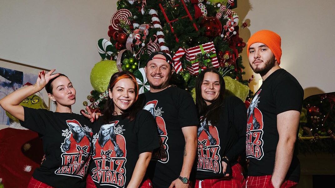 Chiquis compartió unas postales navideñas con sus hermanos.