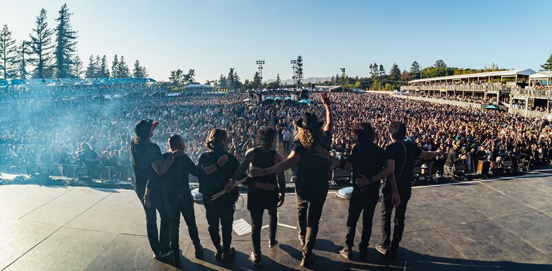 Se presentó por primera vez en el Festival BottleRock de Napa Valley, California.