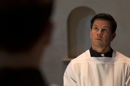 Llega la película El Milagro del Padre Stu donde Mark Wahlberg busca la redención