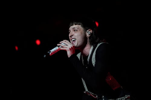 Peso Pluma rompe en llanto y termina en el piso durante concierto tras su ruptura con Kenia Os