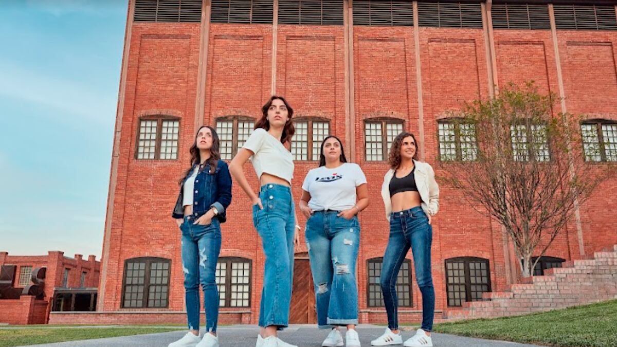 Los jeans son la prenda más popular en el mundo y actualmente hay una gran variedad de estilos con los cuales puedes crear distintos outfits que se adapten a tu estilo de vida.