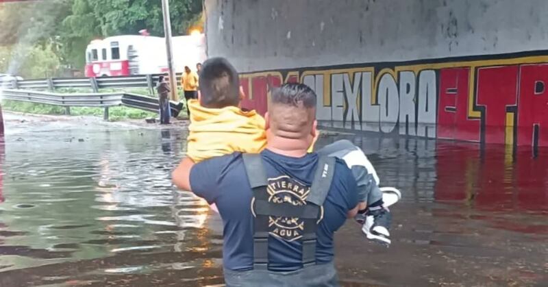 Un camión quedó atrapado en un bajo puente. (Gobierno de Tlalnepantla)