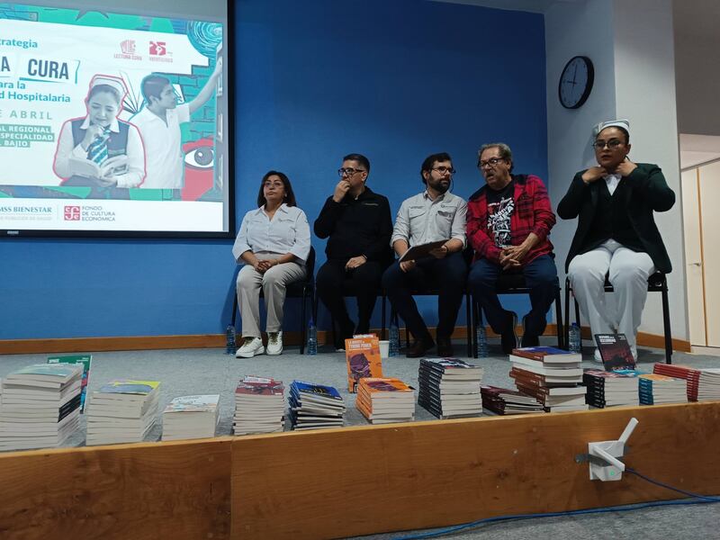 Autoridades federales de salud durante el arranque del programa la lectura cura en el Hospital de Alta Especialidad. (Fotos. José Luis Galiano).