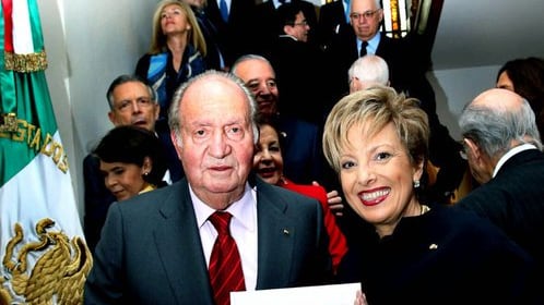 La Embajadora de México En España, entregó un libro al Rey Emérito Juan Carlos y personalidades clave en estos años