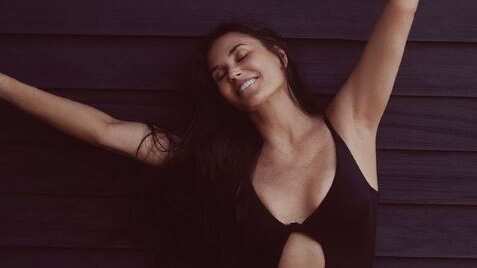 Demi Moore y sus hijas posan en traje de baño y lucen hermosas