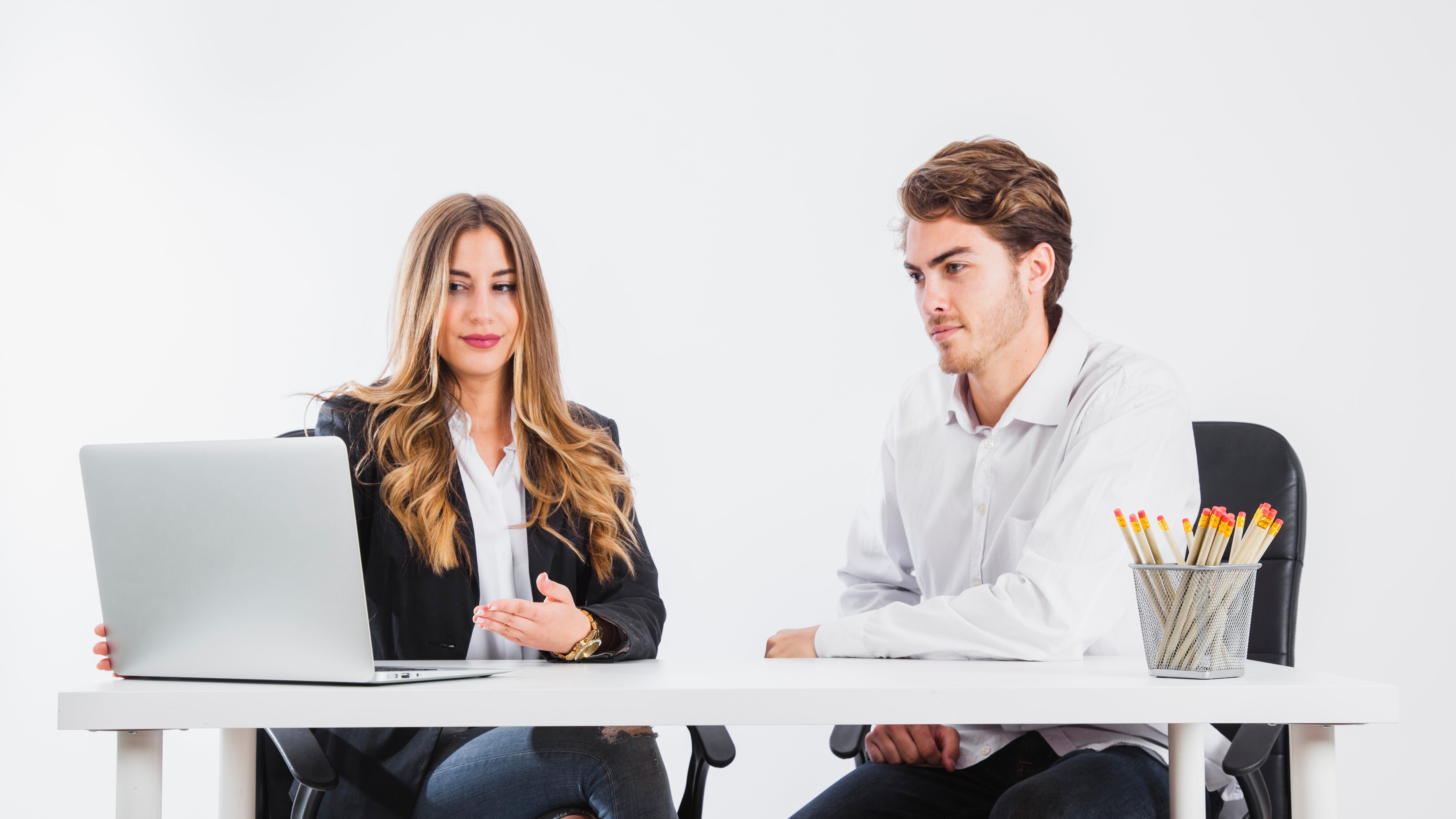 Negociar las condiciones de nuestro salario no se trata solamente de pedir más dinero, sino de hacer una reflexión entre lo que le ofreces a la empresa y lo que recibes. Foto: Freepik.