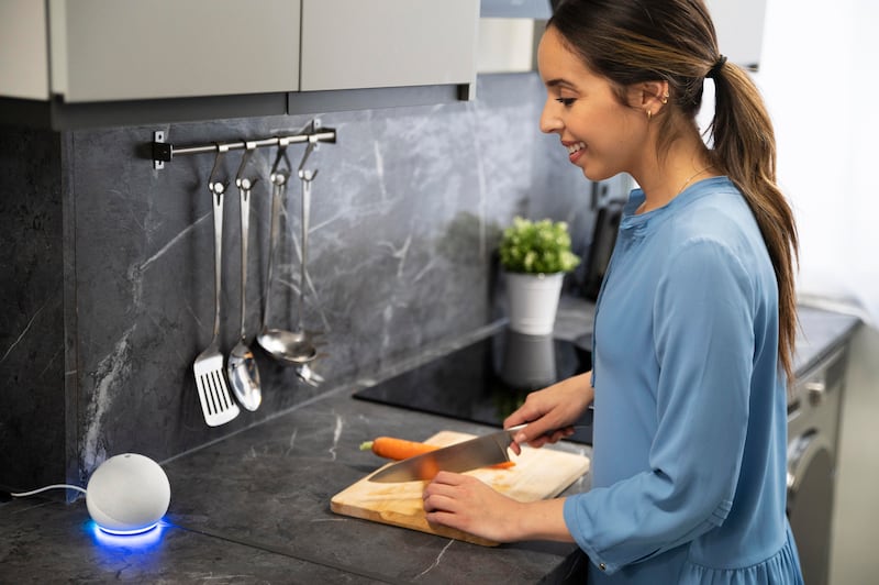 Desde crear listas del súper hasta ayudarte a dormir mejor, estos dispositivos están transformando la forma en que las familias  interactúan con la tecnología en casa