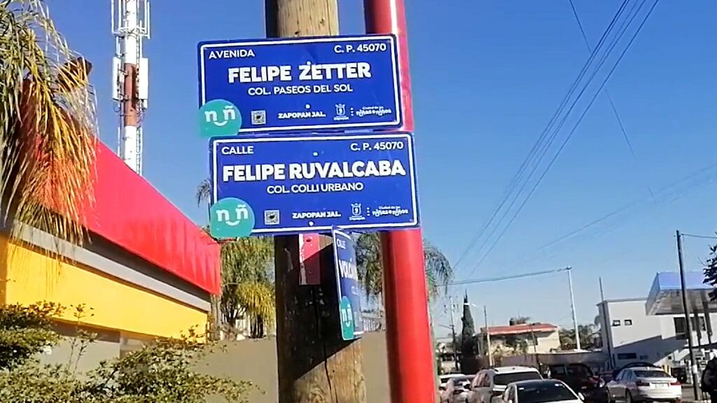 En algunas vialidades pusieron dos placas distintas.
