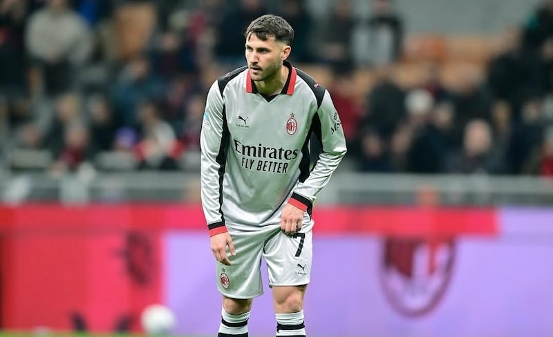 Santiago Giménez volvió a jugar después de cinco meses.