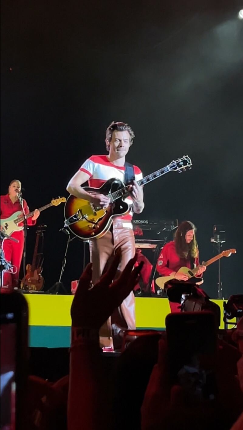 El cantante saldó su deuda musical con fans tapatíos.