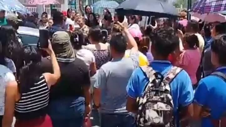 Los padres de familia, enardecidos, se plantaron afuera de la escuela.